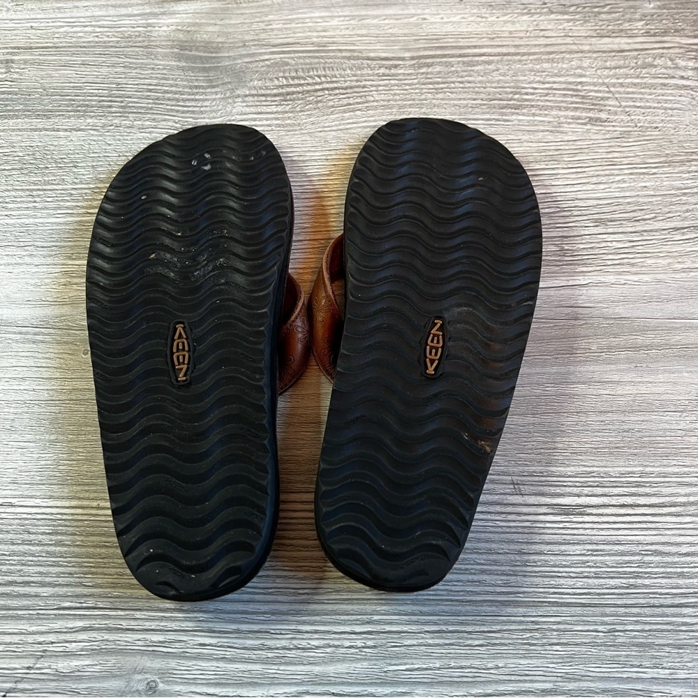 Keen brown leather floral etched flip flops size 7 - Picture 4 of 10